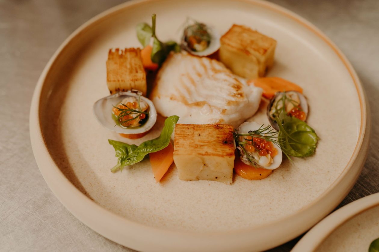 plat gastronomique servi à haut linage restaurant à penmarch